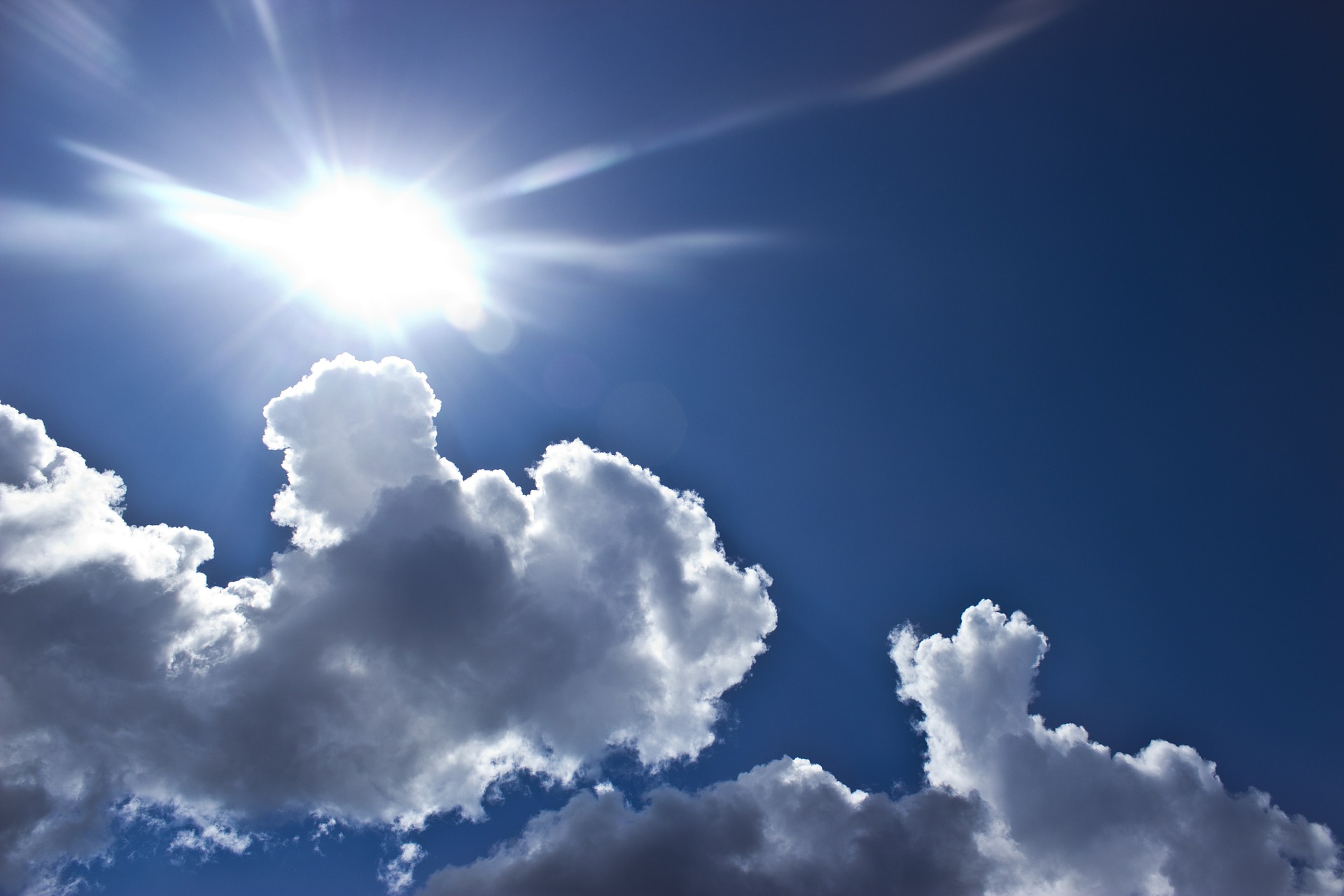 Hitze: Strahlende Sonne mit wenigen Wolken